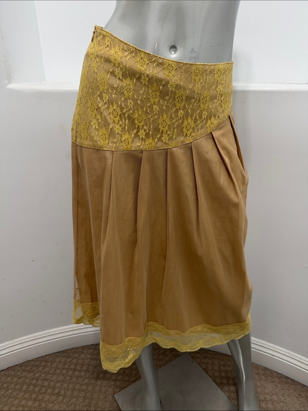 Vintage Gold Mesh Lace Trim A-line Skirt Sz S Pleated Made in Hong Kong